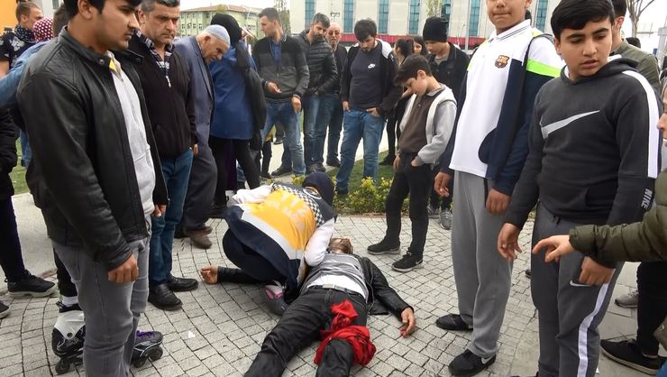 Karısını döven kocayı etraftakiler bıçakladı