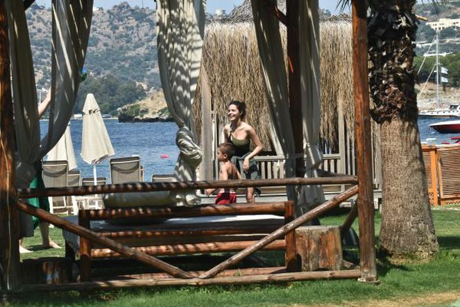 Hilal Altınbilek'in tek başına tatil keyfi