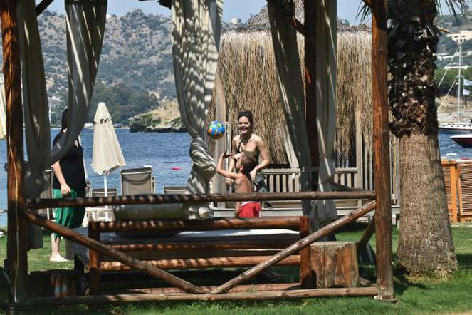 Hilal Altınbilek'in tek başına tatil keyfi