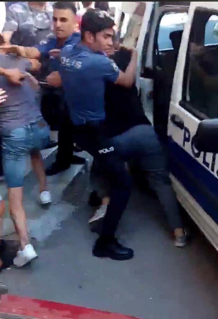 Kartal'da sokakta kızı taciz eden kağıt toplayıcısı, kuaföre sığınınca namaz kıldı!