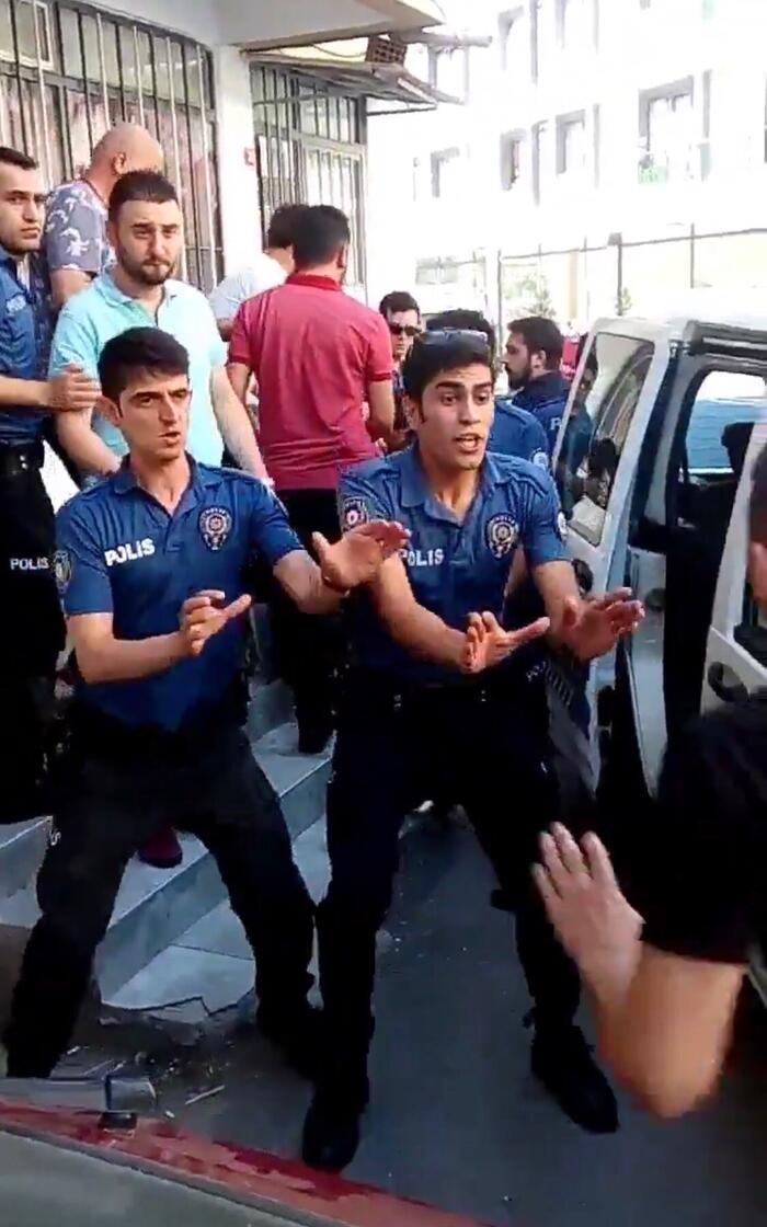 Kartal'da sokakta kızı taciz eden kağıt toplayıcısı, kuaföre sığınınca namaz kıldı!