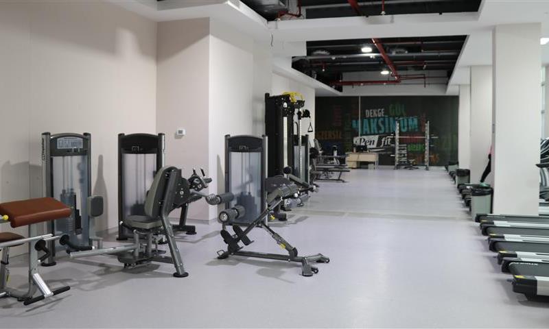 Pendik'te akşamları kadınlara fitness imkanı sağlandı