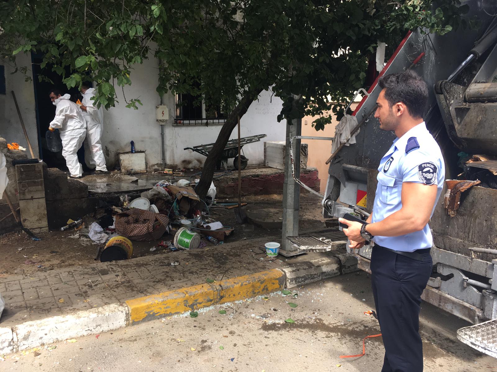 Pendik'te çöp evler denetlenip temizleniyor