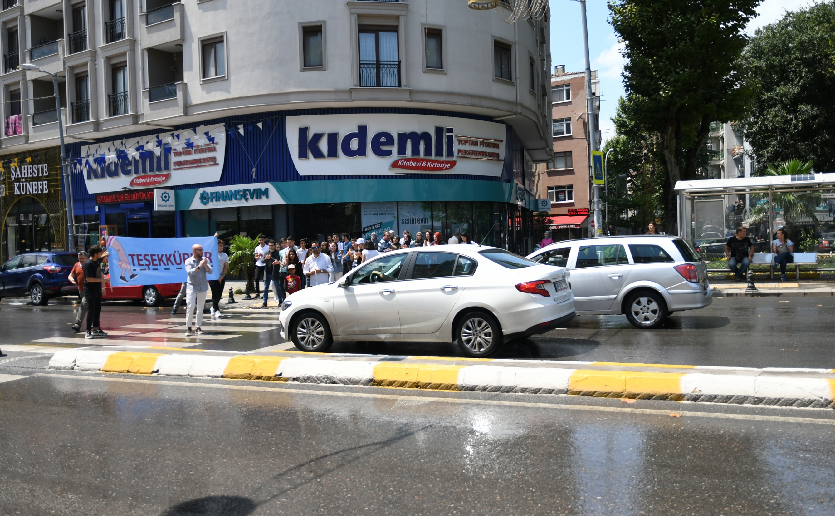 Pendik’te trafikte yayalara öncelik tanıyan kampanya sosyal deneyle test edildi