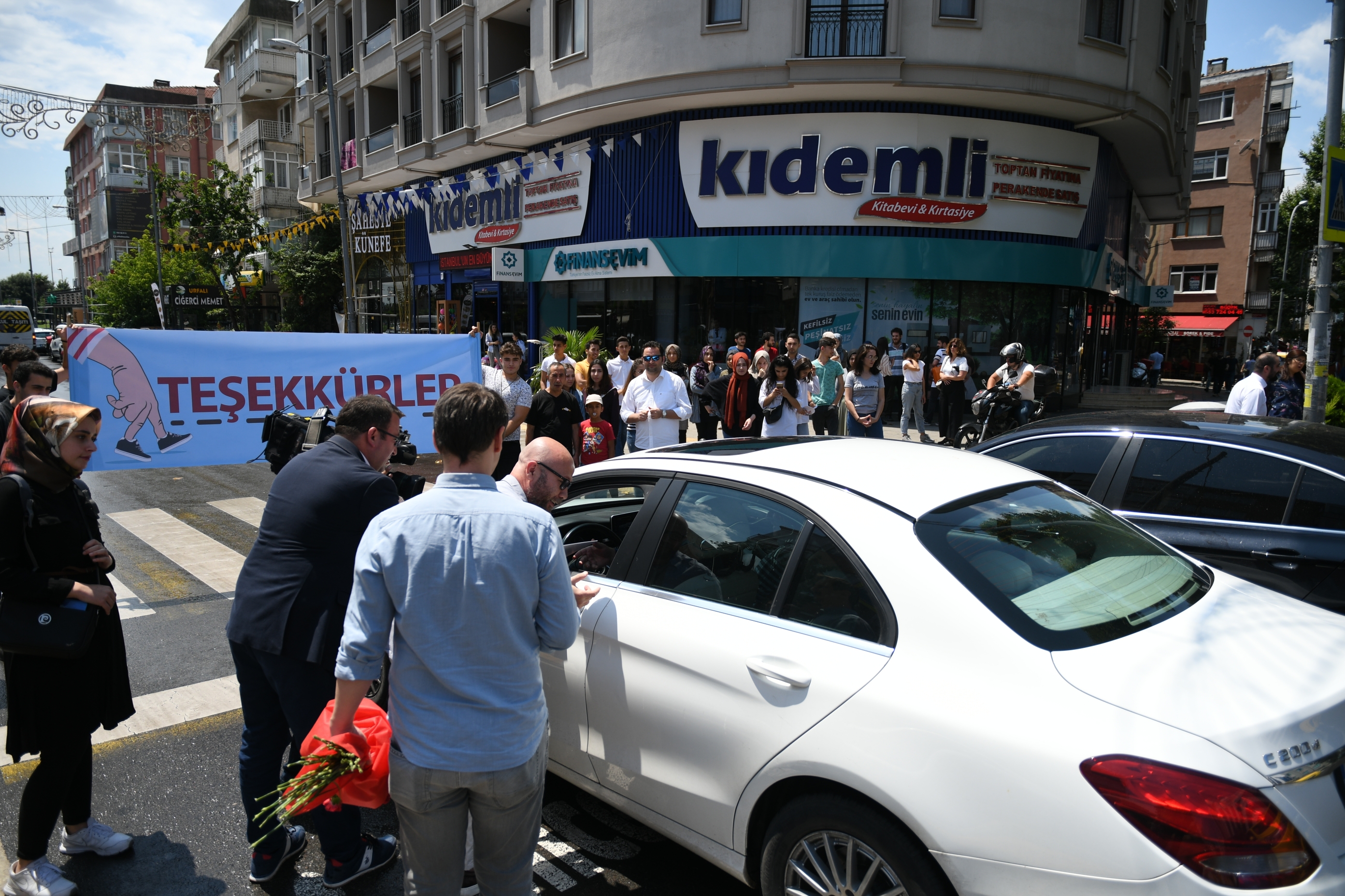 Pendik’te trafikte yayalara öncelik tanıyan kampanya sosyal deneyle test edildi