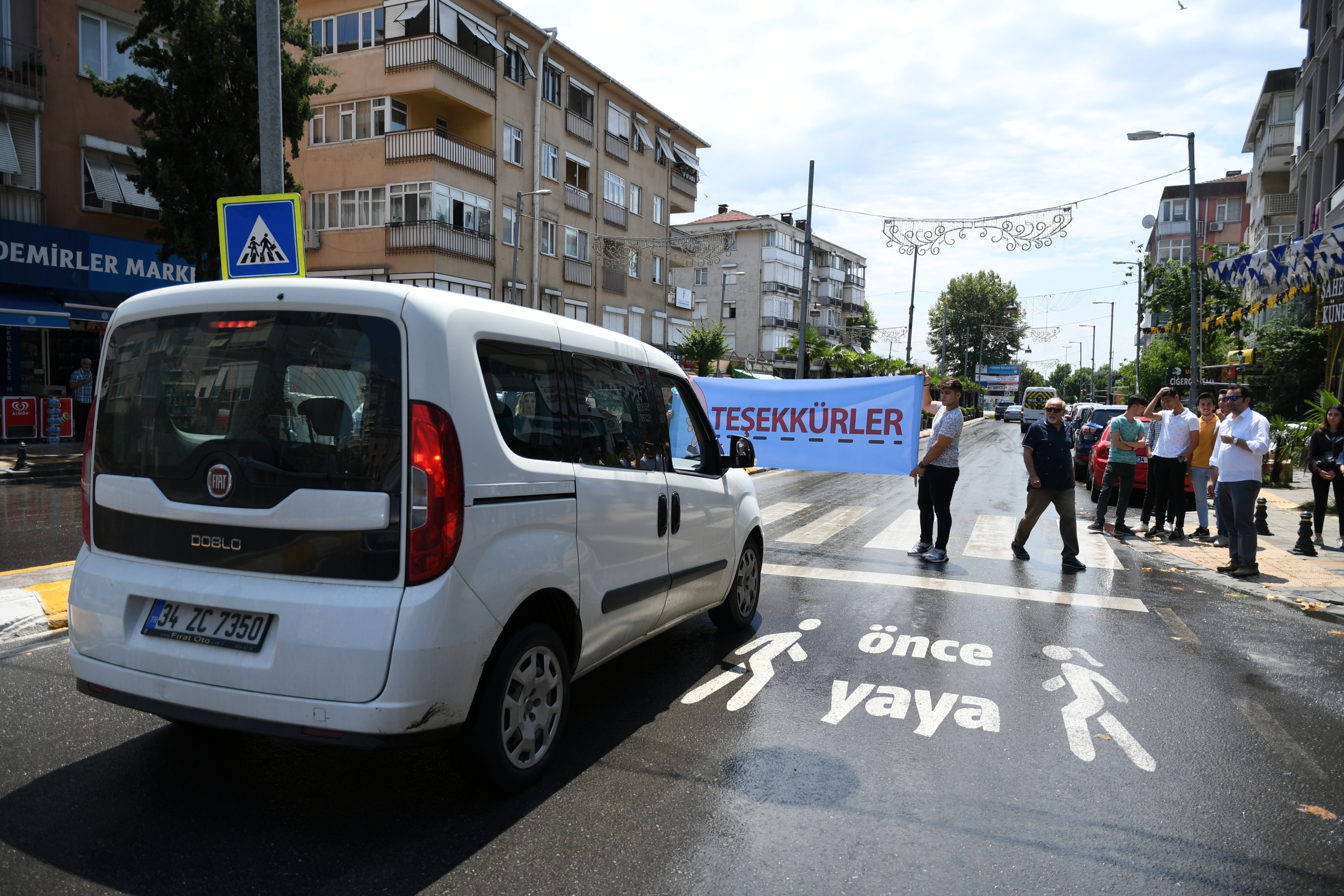 Pendik’te trafikte yayalara öncelik tanıyan kampanya sosyal deneyle test edildi