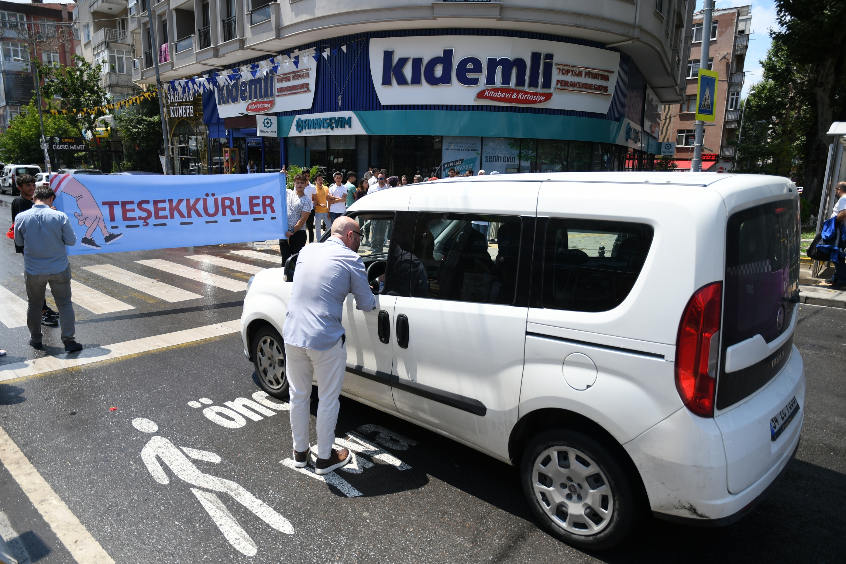 Pendik’te trafikte yayalara öncelik tanıyan kampanya sosyal deneyle test edildi