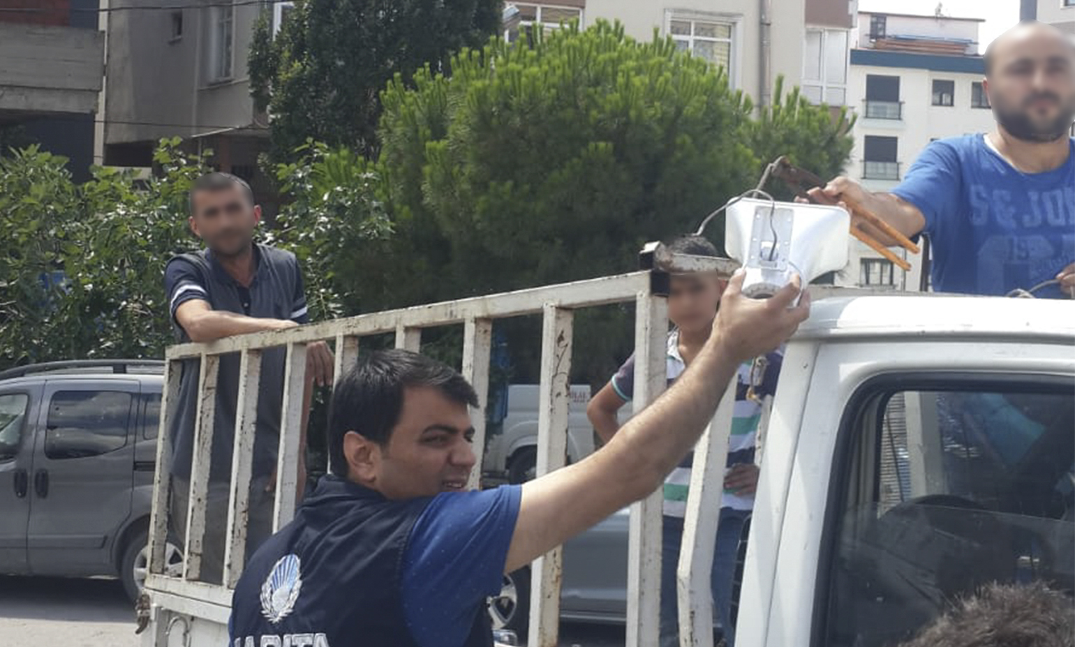 Pendik'te zabıta ekipleri tarafından megafonlar söküldü