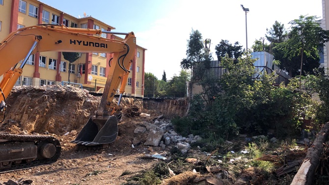 Pendik'te okul duvarları sağlamlaştırılıyor