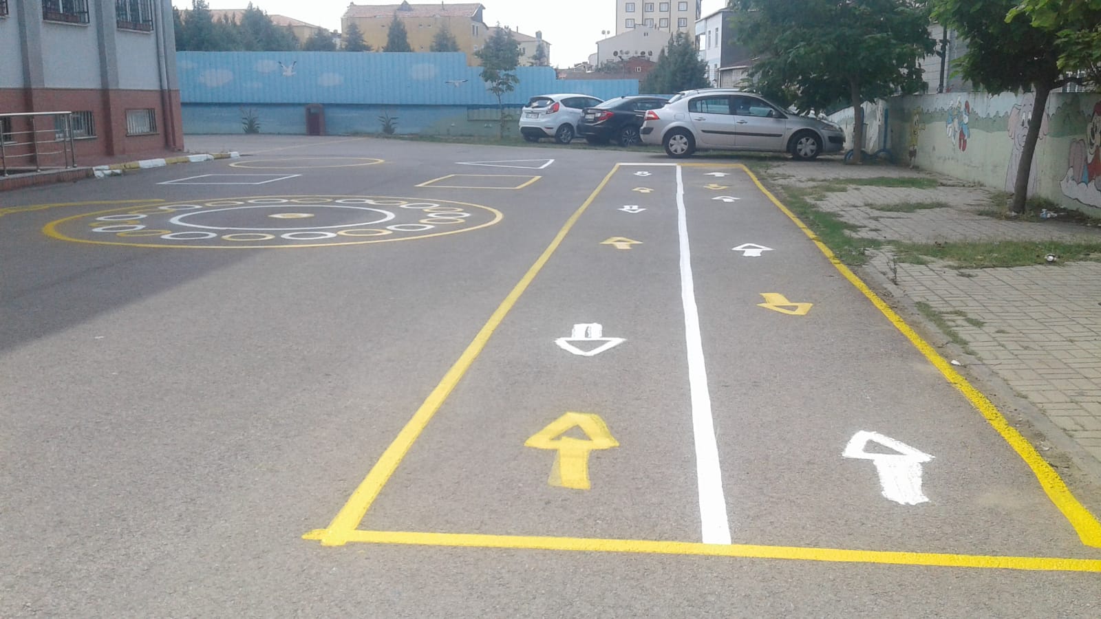 Pendik Belediyesi okul bahçelerini oyun sahalarına dönüştürüyor