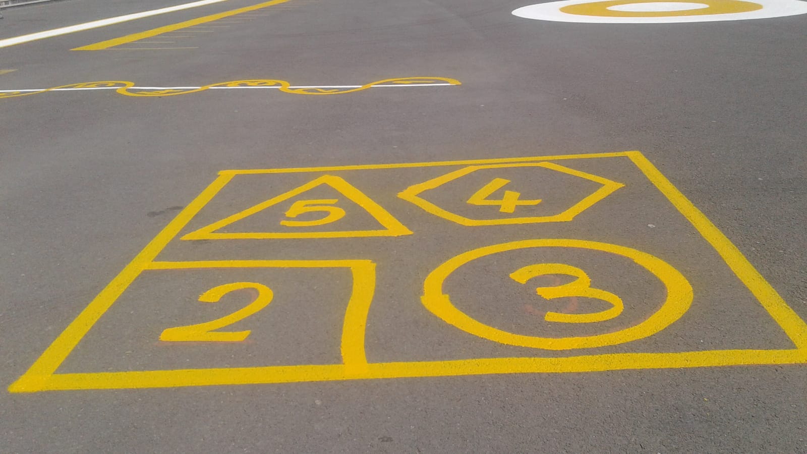 Pendik Belediyesi okul bahçelerini oyun sahalarına dönüştürüyor