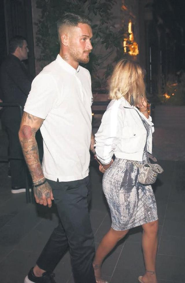 Evli futbolcu Ömer Şişmanoğlu başka bir kadınla el ele