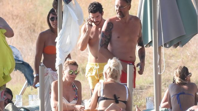 Demet Özdemir ile Kaan Yıldırım el ele göz göze yakalandı.