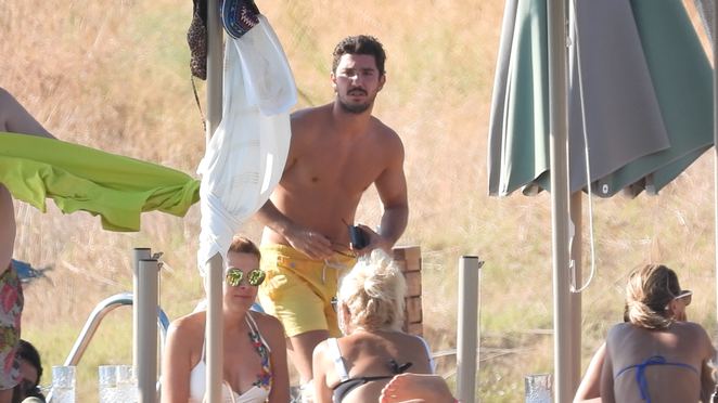 Demet Özdemir ile Kaan Yıldırım el ele göz göze yakalandı.