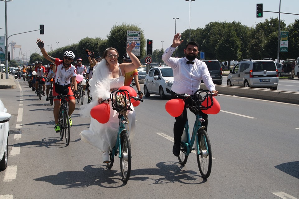 Bisikletli çiftin nikahı Pendik'te farklılık yarattı