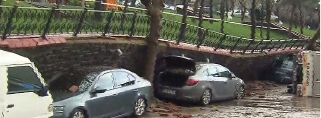 İstanbul'u Sel Aldı! Duvar Araçların Üstüne Devrildi