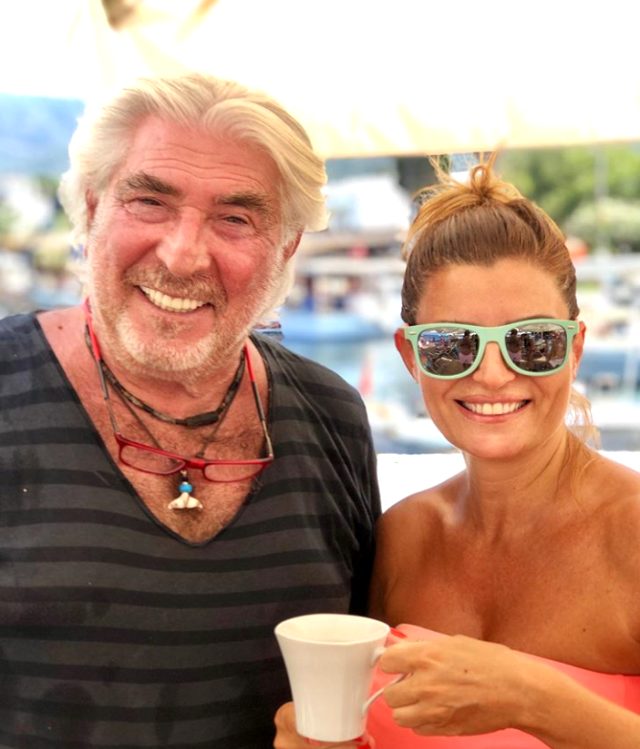 Ece Vahapoğlu plajda fenalaştı