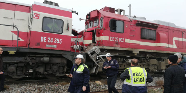Sivas'ta yolcu treni ve yük treni çarpıştı! Çok sayıda yaralı var!