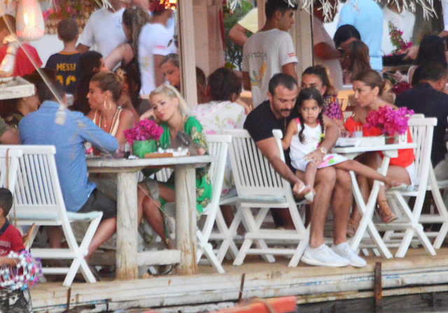 Demet Akalın ve Gülben Ergen fena pişti oldu! Akalın mekanı terk etti