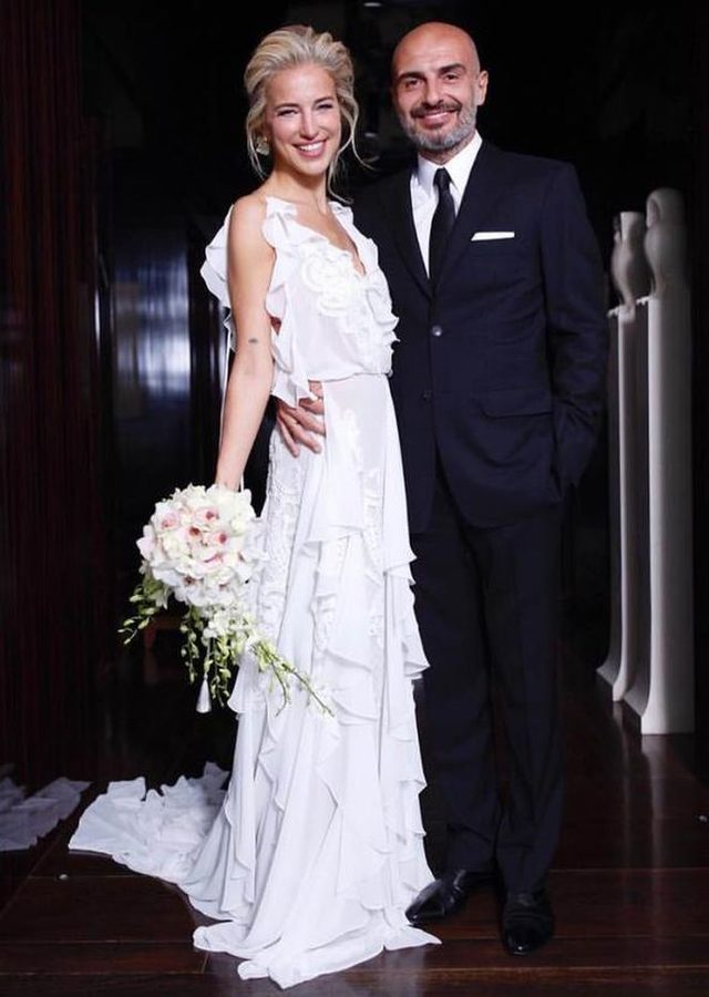 Ünlü sunucu Burcu Esmersoy, Berk Suyabatmaz ile sonsuz birlikteliğe imza atmasının ardından hayalini kurdukları eve yerleşebilmek adına Emirgan'daki evinden taşınarak kısa bir zamandır eşiyle beraber otelde yaşıyorlardı. Şimdiyse buradan taşınarak Göktürk'te tam da istedikleri gibi 4 katlı lüks villaya yerleşti. Tüm bunların yanı sıra, yeni evlerinde diledikleri şekilde tasarlayabilmek için hiçbir masraftan kaçınmayan Burcu Esmersoy ve eşi Berk Suyabatmaz'ın sahip oldukları lüks villasına ödediği kira bedelinin 14 bin TL olduğunun bilgisine ulaşıldı. burcu esmersoyburcu esmersoy Şehrin karmaşa, gürültü ve stresinden uzaklaşarak doğayla iç içe yaşam sürmek arzusu içerisinde olan ünlü sunucu Burcu Esmersoy, sahip olduğu dört katlı lüks villanın dekorasyonuyla bizzat kendisi yakından ilgileniyor. Hayalini kurduğu lüks villanın içerisinde yepyeni eşyalarla donatmak isteyen Burcu Esmersoy, bu hevesini gerçekleştirebilmek için kesenin ağzını açtı. Ünlü sunucu Burcu Esmersoy, şimdilerde ev eşyaları satan mağazaları kolaçan ederek fikir alışverişinde bulunuyor.