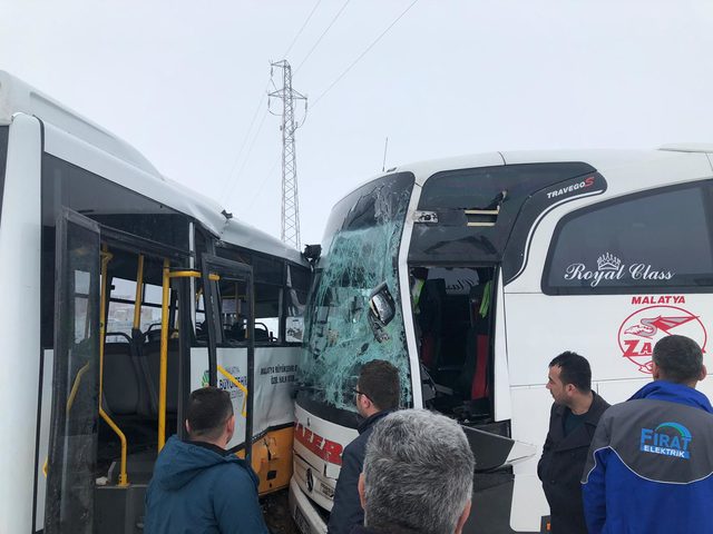 Malatya'da yolcu otobüsü ile halk otobüsü çarpıştı
