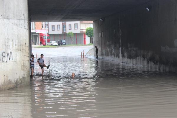 Samsun'da çocuklar alt geçitte biriken yağmur sularında yüzdü