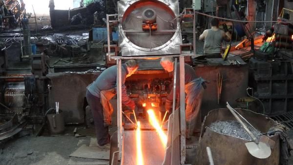 1200 derece sıcaklık karşısında oruç tutan emekçi işçiler