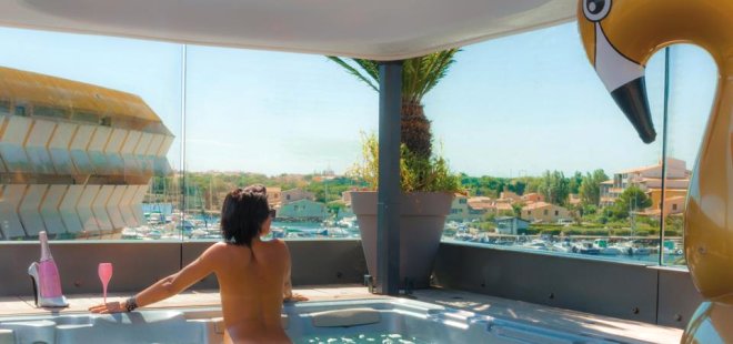 Cap d'agde: Sokaklarında çıpak dolaşılan kent...