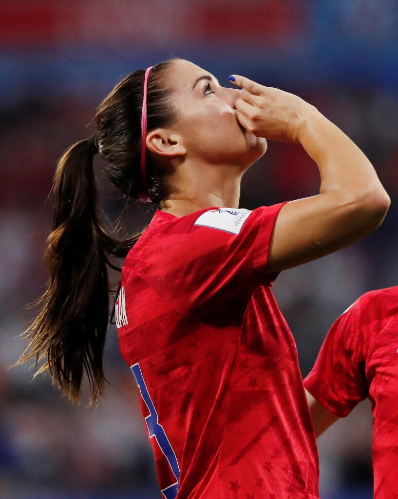 Alex Morgan gol sevincinde öyle bir hareket yaptı ki...