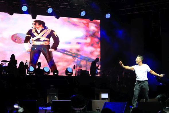 Mustafa Sandal eski sevgilisini görünce aşka geldi