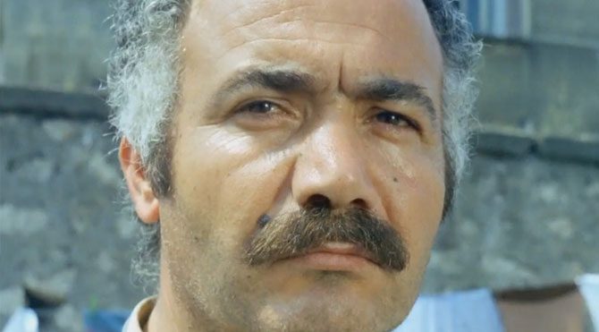 Üç kağıtçı filminin konusu nedir? Oyuncuları kimdir? Nerede ve kaç yılında çekildi?