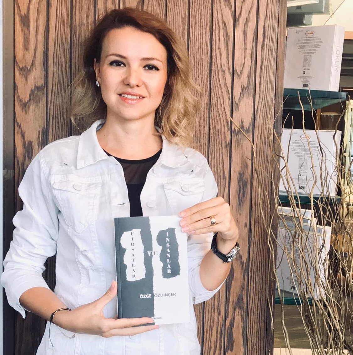 Özge Özdinçer ilk kitabıyla Sancaktepe kitap fuarında