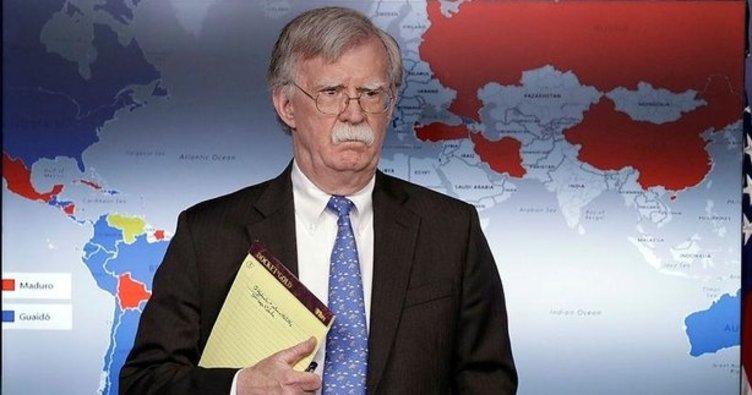 Bolton'un elinde ki not herkes tarafından merak konusu oldu