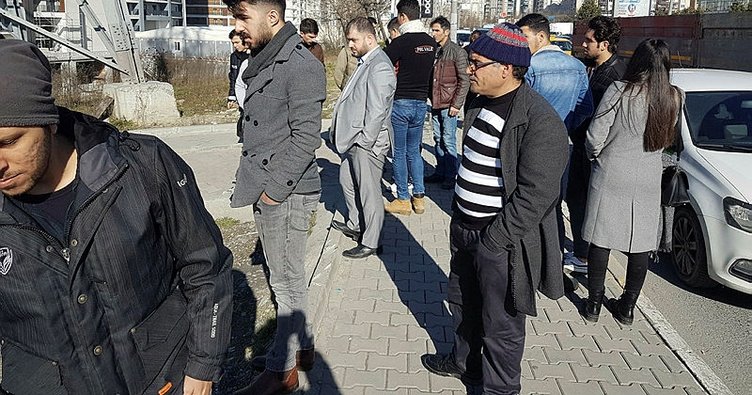 Esenyurt'ta araç kaldırımda yürüyenlerin arasına daldı