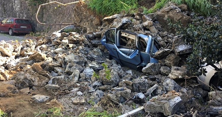 Ortaköy'de İstinat Duvarı Çöktü! 3 Araç Altında Kaldı