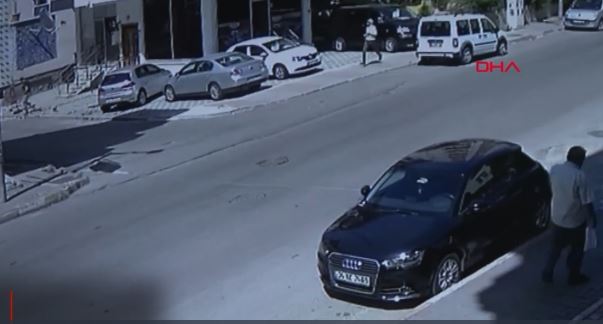 Kartal'da sokakta kızı taciz eden kağıt toplayıcısı, kuaföre sığınınca namaz kıldı!