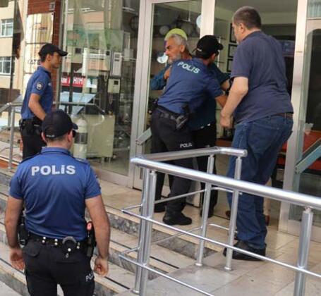 Kaçan boğayı cadde ortasında kestiler