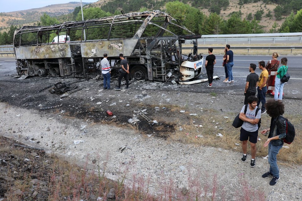 TEM'de panik! Seyir halindeki otobüs cayır cayır yandı