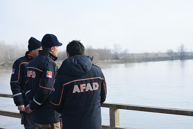 Edirne'de Son Dakika: Kaçak Göçmen Taşıyan Bot Devrildi