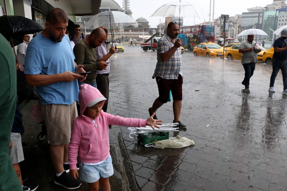 İstanbul yağışa teslim oldu! Yağış akşam saatlerine kadar devam edecek