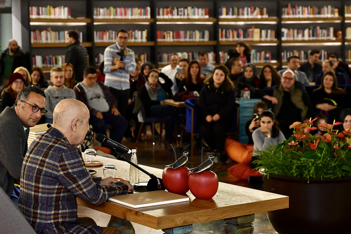 Mazhar Alanson Nevmekan Sahil'de yeni kitabını imzaladı