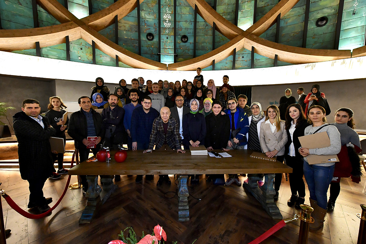 Mazhar Alanson Nevmekan Sahil'de yeni kitabını imzaladı