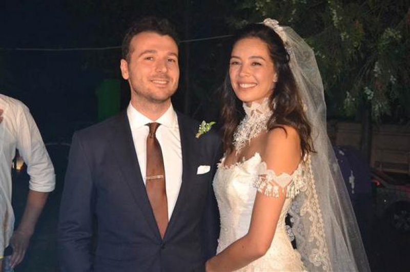 Azra Akın kimdir? Azra akın bebeği ile dans etti