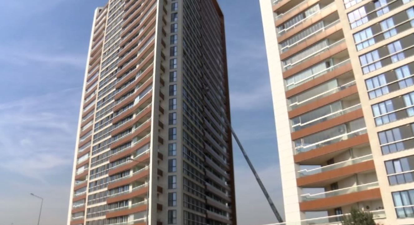 Lüks sitede korkunç olay! Yabancu uyruklu kadın balkona kemerle asılı halde bulundu!