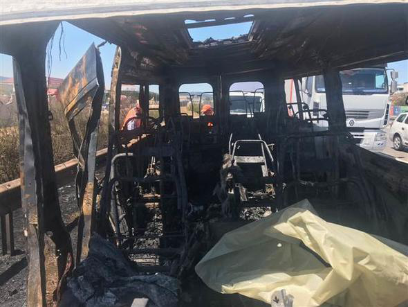 TEM'de minibüs alev alev yandı! Trafik felç