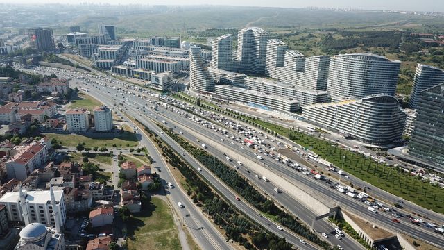 Trafik adeta kilitlendi! Bayram tatili için yola çıkacaklar dikkat! 