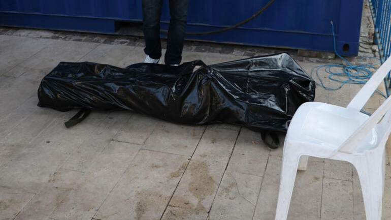 Korkunç olay! Boynunda iki plastik kelepçe ile denizde bulundu