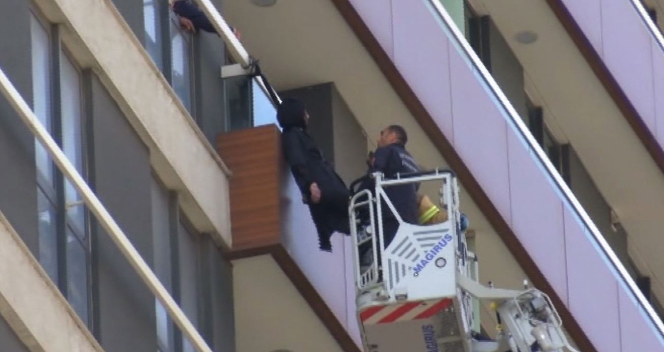 Lüks sitede korkunç olay! Yabancu uyruklu kadın balkona kemerle asılı halde bulundu!