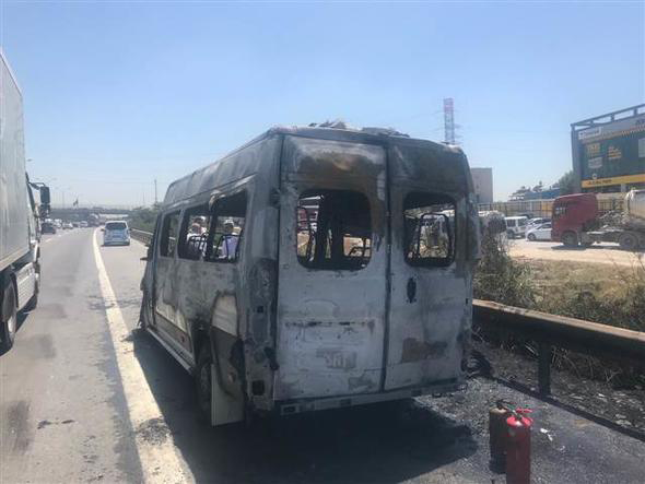 TEM'de minibüs alev alev yandı! Trafik felç