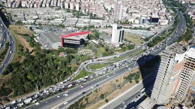 Trafik adeta kilitlendi! Bayram tatili için yola çıkacaklar dikkat! 